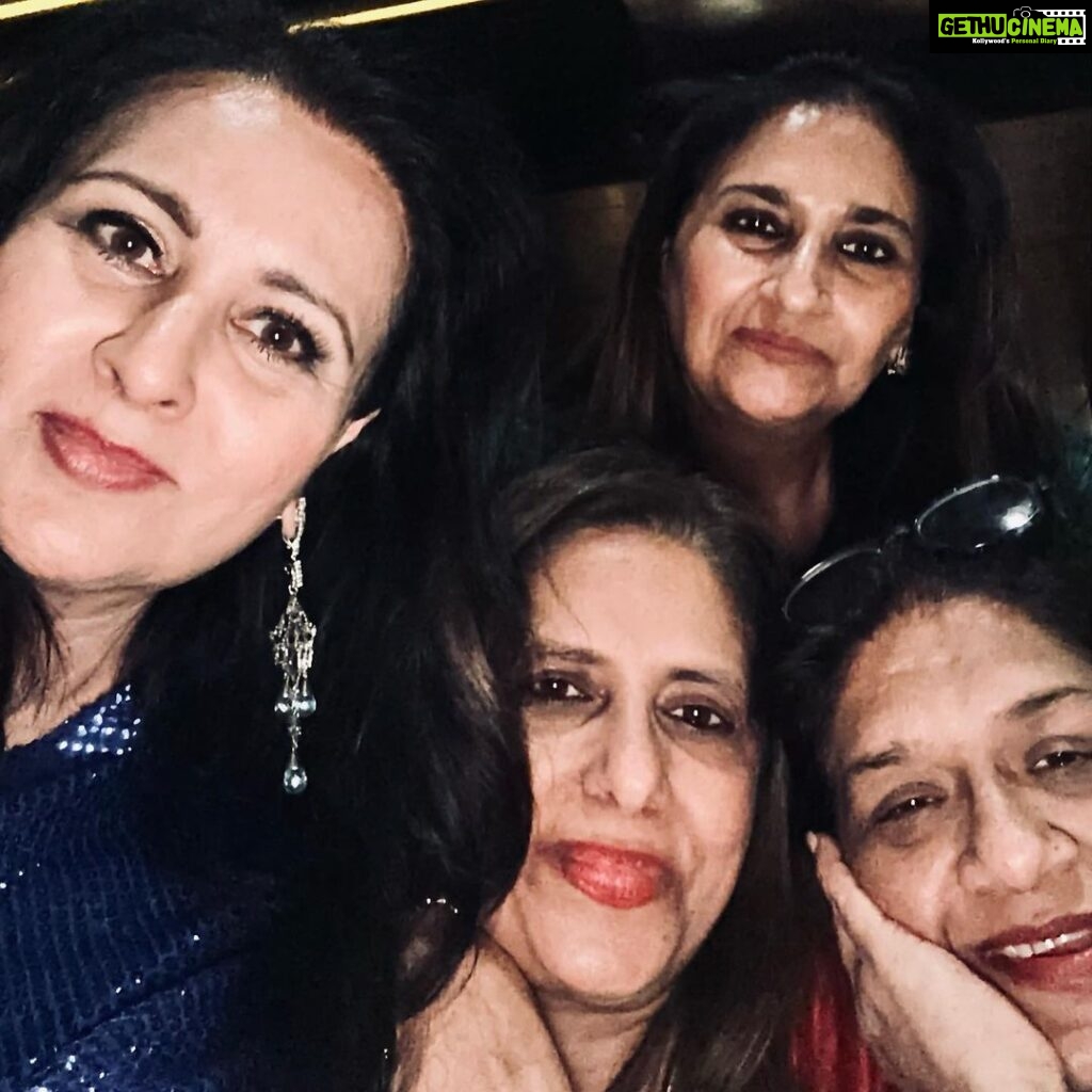 Poonam Dhillon Instagram - Thanks Dearest Alka @therealalkayagnik for such a lovely evening !! So good to meet So many friends .. specially from Music world .. whom had not met in so long . Ur Warmth, love & Friendship was evident everywhere !!! Ur dear brother @samiry19 looked after all so warmly too!! love ❤️ Love ❤️ & More Love ❤️