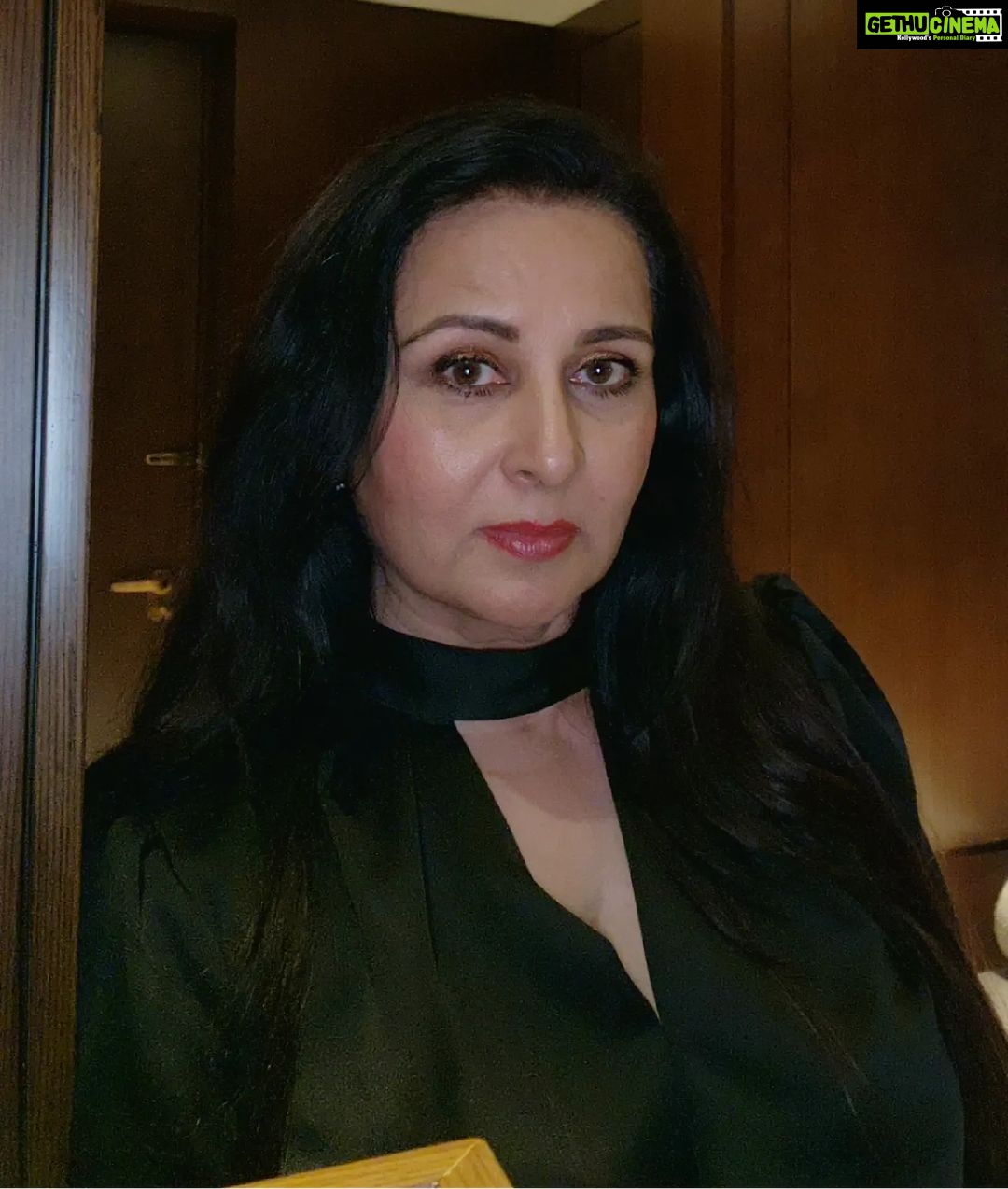 Poonam Dhillon Instagram - When in doubt- wear Black!! #Blackmagic #feeldressedup #blackisbeautiful 💕🫵😊