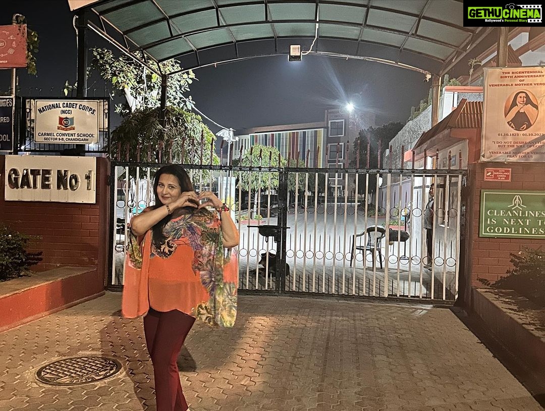 Poonam Dhillon Instagram - A short and sweet trip to chandigarh my very special & beloved @mychandigarhcity @parveendeolbrar @nsscarmelconventchd #chandigarh #citybeautiful #carmelconventchandigarh #friendship