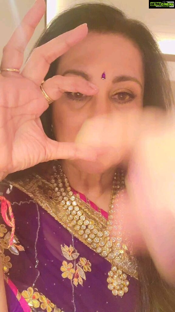 Poonam Dhillon Instagram - Tried to add new audio to.old reel-- original was "Dil hai chota sa" from Roja Film but somehow audio got taken away/ disallowed... so here it is with new audio... fun I think !!!