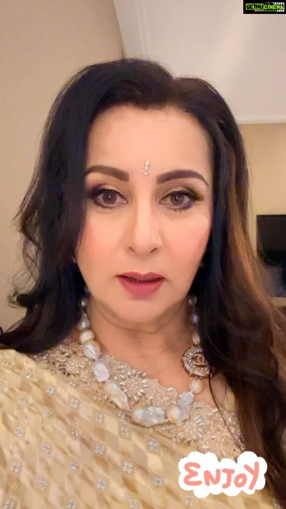Poonam Dhillon Instagram - Enjoy yourself.. while you’re still in the pink!!! Truly.. the years go by tooooo fast so Let’s leave in necessary issues out & be happier, nicer, kinder ,more generous & loving !! enjoy Yourself 🥰💕🌟