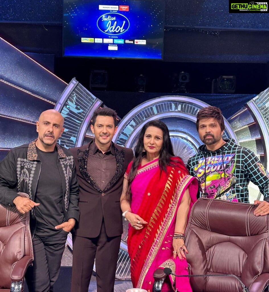 Poonam Dhillon Instagram - Shooting with these dashing men for the iconic show Indian Idol for @sonytvofficial . Most talented singers .. am sure judges have a tough job Selecting . @indianidol13_official @realhimesh @vishaldadlani @adityanarayanofficial a. real fun experience on the beautiful set with a good team@of @fremantleindia