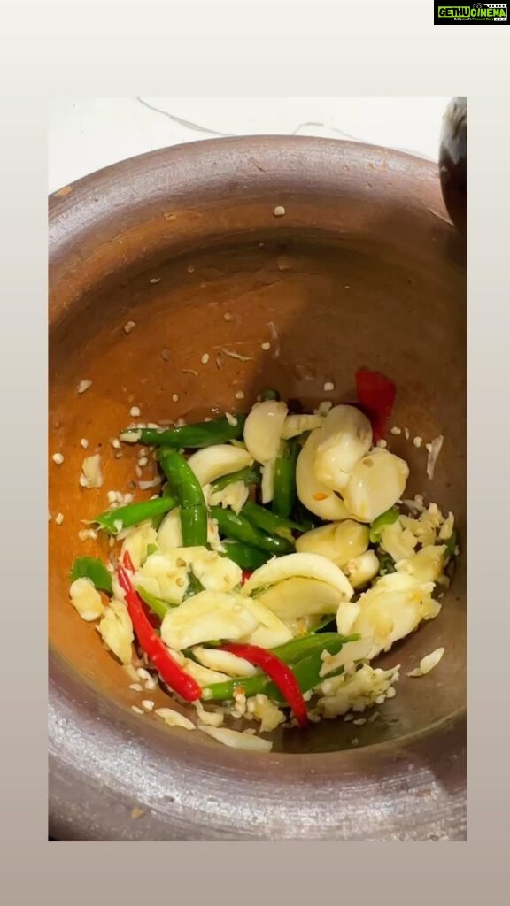 Poonam Dhillon Instagram - Thai Basil Mince chicken . Easy to cook & delicious .Do cook the chicken properly but not over cook & make dry . The Thigh Chicken is more juicy than Breast. The vegetarians can use Tofu instead of Chicken