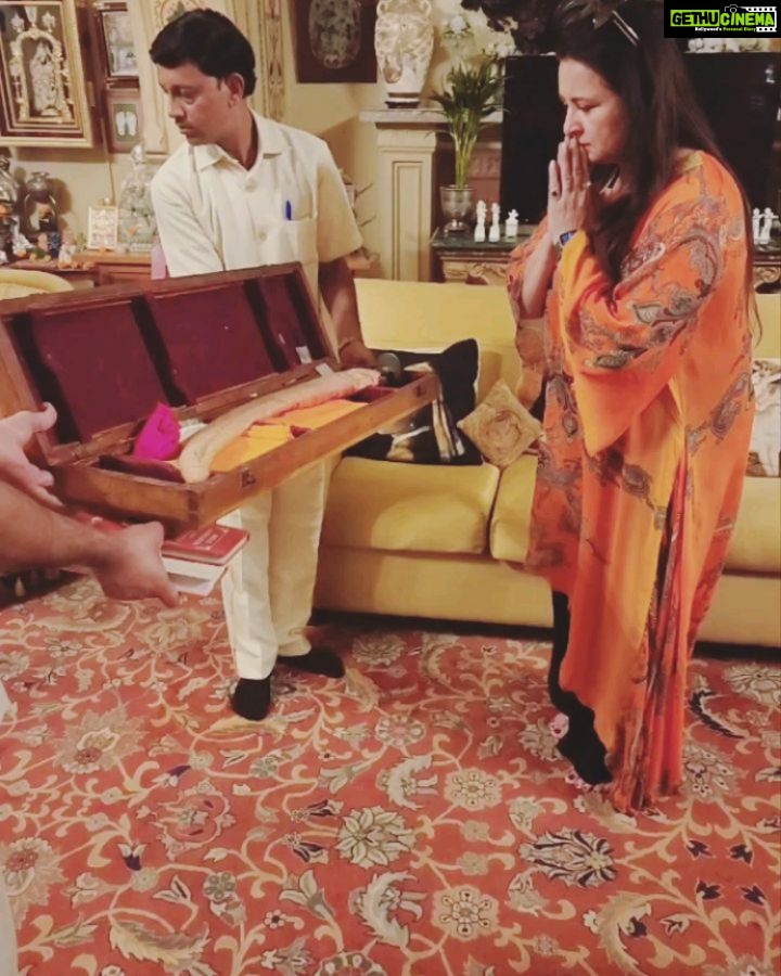 Poonam Dhillon Instagram - On this day of #guruteghbahadursahibji saheedi diwas ..sharing my very blessed Darshan of the Sword of Guruji's son and our 10th Guru #gurugobindsinghji presented years ago to the Maharaja of Sirmaur. Felt so #blessed #elevated #joyous at this opportunity to hold the sword in my hand. 🙏🙏 @sikh.history #proudtobesikh I read many comments about covering head.. YES I should have & would have if it wasn't so unexpected, overwhelming & I wasn't wearing one with my clothes .. so didn't have presence of mind to look around for one. The Emotion I felt in the divine presence was indeed overwhelming & rendered me incapable all logical & sensible actions . Feel so blessed . Waheguru ji ka Khalsa.. waheguru ji ki Fateh !