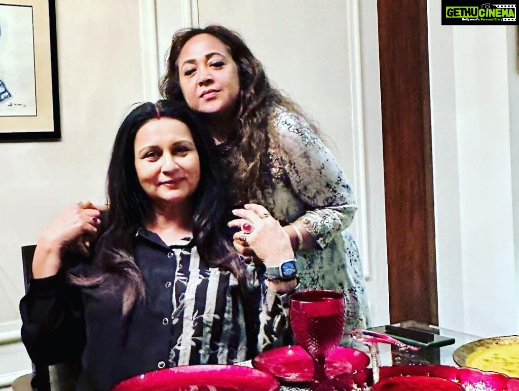 Poonam Dhillon Instagram - What a evening of divine food & absolutely amazing friendship !! Thanks dear Meenu @suchhandachatterjee for a memorable evening . You are a PERFECT hostess!! Meeting my very dear friends @kantaaadvanii #papiaguha @sukhwantdhadda was so special