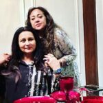 Poonam Dhillon Instagram - What a evening of divine food & absolutely amazing friendship !! Thanks dear Meenu @suchhandachatterjee for a memorable evening . You are a PERFECT hostess!! Meeting my very dear friends @kantaaadvanii #papiaguha @sukhwantdhadda was so special