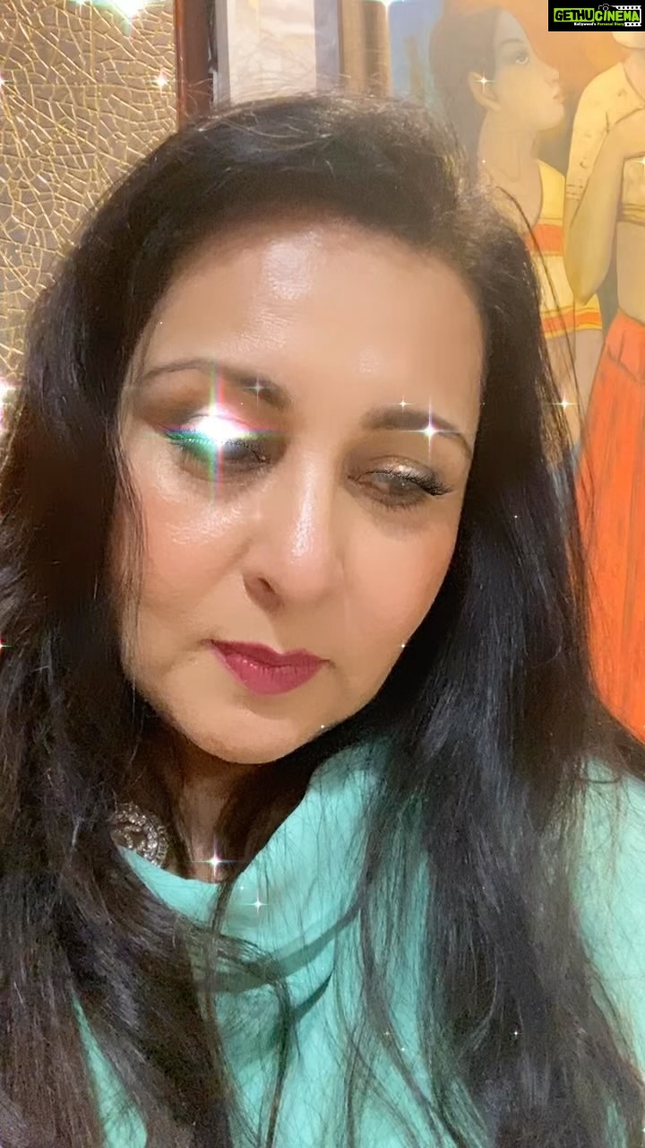 Poonam Dhillon Instagram - Music is soul food !! #lovemusic #indianmusic #latamangeshkarsongs #sahirludhianvi #bestlyrics #oldisgold #izzatfilmsongs