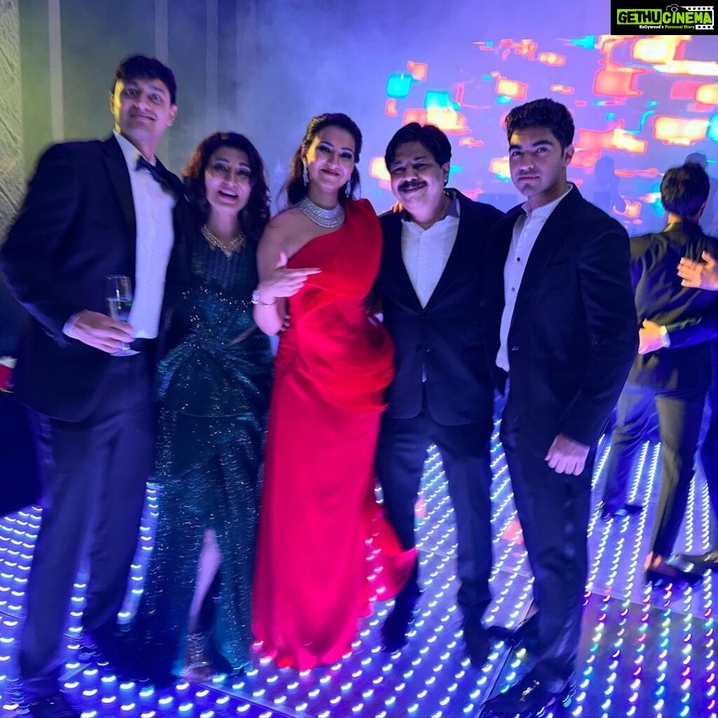 Poonam Dhillon Instagram - My sisters @rishmapai & brother in law @hrishikeshpai_bloomivf Party for her Lovely Daughter @apai314 & son in law @raviparikh2 was the party of the year!!! Real rocking - music / dances & best part was all friends who made it from far and near !! Loved it 🥰 The St. Regis Mumbai