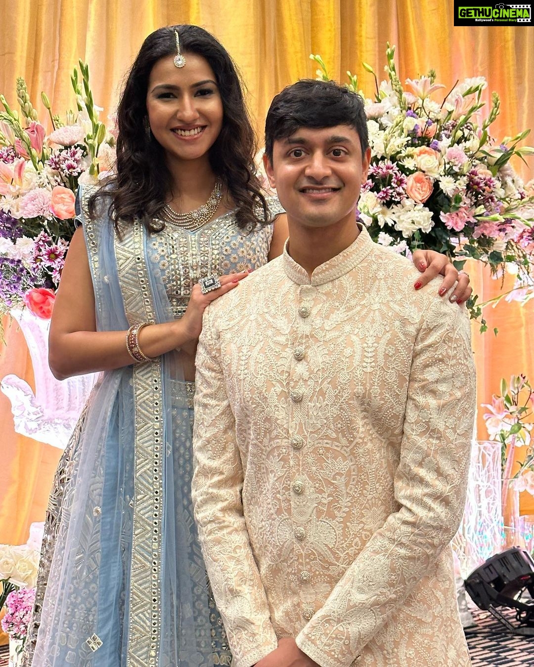 Poonam Dhillon Instagram - My lovely brilliant niece @apai314 & her Brilliant handsome husband @raviparikh2 - finally make it to Mumbai to meet relatives & friends to celebrate with Ravi’s Family !!💕🎶❤️