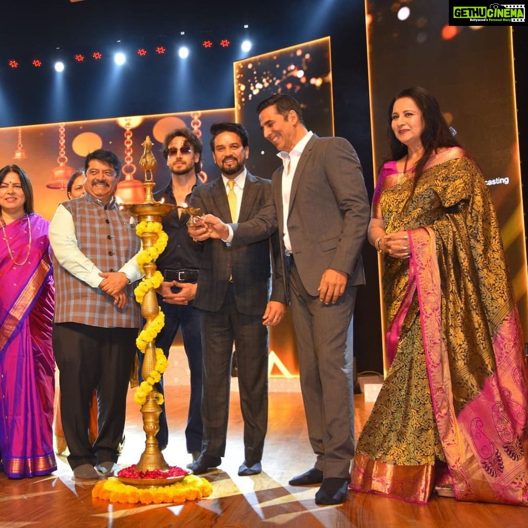 Poonam Dhillon Instagram - Inaugural of #SCOFilm Festival Beautiful show of dances from many Regions of India for the International Guests & ours Hindi Film Songs they all love ,performed by the super choreographer @ganeshacharyaa & troupe. Our gracious host I& B Minister @official.anuragthakur looked after guests very warmly . Also present were The dynamic Minister @meenakshilekhimp #NeerjaSekhar @akshaykumar @dreamgirlhemamalini @tigerjackieshroff @egupta @manojkotak_bjp @mangalprabhatlodha_ minister of Tourism @nfdcindia @bhakarravinder #SajidNadiadwala @jackie_bhagnani #harshitaBhatt @sudeshbhosaleofficial and many More from India & 14 SCO countries NCPA Mumbai