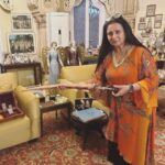 Poonam Dhillon Instagram - On this day of #guruteghbahadursahibji saheedi diwas ..sharing my very blessed Darshan of the Sword of Guruji's son and our 10th Guru #gurugobindsinghji presented years ago to the Maharaja of Sirmaur. Felt so #blessed #elevated #joyous at this opportunity to hold the sword in my hand. 🙏🙏 @sikh.history #proudtobesikh I read many comments about covering head.. YES I should have & would have if it wasn't so unexpected, overwhelming & I wasn't wearing one with my clothes .. so didn't have presence of mind to look around for one. The Emotion I felt in the divine presence was indeed overwhelming & rendered me incapable all logical & sensible actions . Feel so blessed . Waheguru ji ka Khalsa.. waheguru ji ki Fateh !