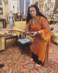 Poonam Dhillon Instagram - On this day of #guruteghbahadursahibji  saheedi diwas ..sharing my very blessed Darshan of the Sword of Guruji's son and our 10th Guru #gurugobindsinghji presented years ago to the Maharaja of Sirmaur. Felt so #blessed #elevated #joyous  at this opportunity to hold the sword in my hand. 🙏🙏 @sikh.history #proudtobesikh
I read many comments about covering head.. YES I should have & would have if it wasn't so unexpected, overwhelming & I wasn't wearing one with my clothes .. so didn't have presence of mind to look around for one. The Emotion I felt in the divine presence was indeed overwhelming &  rendered me incapable all logical & sensible actions . Feel so blessed . Waheguru ji ka Khalsa.. waheguru ji ki Fateh !