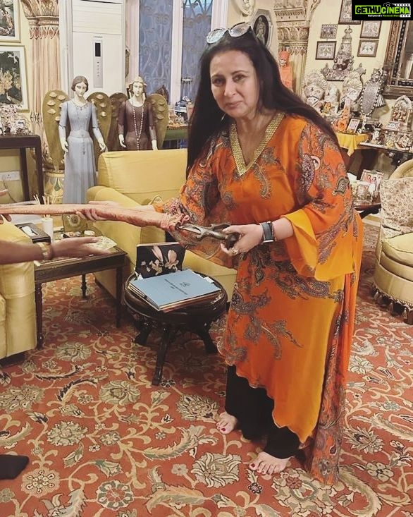 Poonam Dhillon Instagram - On this day of #guruteghbahadursahibji saheedi diwas ..sharing my very blessed Darshan of the Sword of Guruji's son and our 10th Guru #gurugobindsinghji presented years ago to the Maharaja of Sirmaur. Felt so #blessed #elevated #joyous at this opportunity to hold the sword in my hand. 🙏🙏 @sikh.history #proudtobesikh I read many comments about covering head.. YES I should have & would have if it wasn't so unexpected, overwhelming & I wasn't wearing one with my clothes .. so didn't have presence of mind to look around for one. The Emotion I felt in the divine presence was indeed overwhelming & rendered me incapable all logical & sensible actions . Feel so blessed . Waheguru ji ka Khalsa.. waheguru ji ki Fateh !