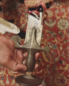 Poonam Dhillon Instagram - On this day of #guruteghbahadursahibji  saheedi diwas ..sharing my very blessed Darshan of the Sword of Guruji's son and our 10th Guru #gurugobindsinghji presented years ago to the Maharaja of Sirmaur. Felt so #blessed #elevated #joyous  at this opportunity to hold the sword in my hand. 🙏🙏 @sikh.history #proudtobesikh
I read many comments about covering head.. YES I should have & would have if it wasn't so unexpected, overwhelming & I wasn't wearing one with my clothes .. so didn't have presence of mind to look around for one. The Emotion I felt in the divine presence was indeed overwhelming &  rendered me incapable all logical & sensible actions . Feel so blessed . Waheguru ji ka Khalsa.. waheguru ji ki Fateh !