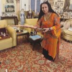 Poonam Dhillon Instagram - On this day of #guruteghbahadursahibji saheedi diwas ..sharing my very blessed Darshan of the Sword of Guruji's son and our 10th Guru #gurugobindsinghji presented years ago to the Maharaja of Sirmaur. Felt so #blessed #elevated #joyous at this opportunity to hold the sword in my hand. 🙏🙏 @sikh.history #proudtobesikh I read many comments about covering head.. YES I should have & would have if it wasn't so unexpected, overwhelming & I wasn't wearing one with my clothes .. so didn't have presence of mind to look around for one. The Emotion I felt in the divine presence was indeed overwhelming & rendered me incapable all logical & sensible actions . Feel so blessed . Waheguru ji ka Khalsa.. waheguru ji ki Fateh !