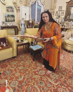 Poonam Dhillon Instagram - On this day of #guruteghbahadursahibji saheedi diwas ..sharing my very blessed Darshan of the Sword of Guruji's son and our 10th Guru #gurugobindsinghji presented years ago to the Maharaja of Sirmaur. Felt so #blessed #elevated #joyous at this opportunity to hold the sword in my hand. 🙏🙏 @sikh.history #proudtobesikh I read many comments about covering head.. YES I should have & would have if it wasn't so unexpected, overwhelming & I wasn't wearing one with my clothes .. so didn't have presence of mind to look around for one. The Emotion I felt in the divine presence was indeed overwhelming & rendered me incapable all logical & sensible actions . Feel so blessed . Waheguru ji ka Khalsa.. waheguru ji ki Fateh !