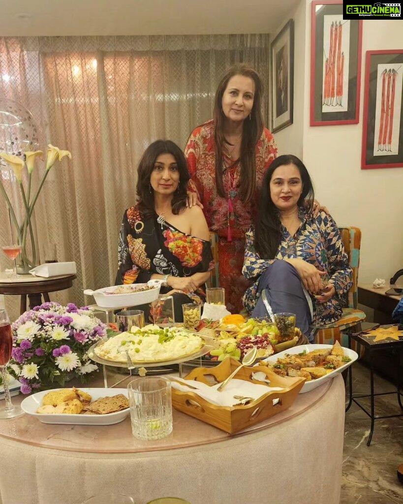 Poonam Dhillon Instagram - BIRTHDAY WEEK... #Celebrations started with Dear Friends !! Lovely company, Fun , Laughter ..and super lovely spread which all could not stop raving about .. You are outstanding @menuscriptfoodstories not only with your quality & unusual creations but also with the artistic presentations . Can't get enough of your amazing food . #gratitude #thankyougod #Friends #goodfoodindia #eveningtoremember #birthdayweek