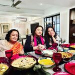 Poonam Dhillon Instagram - What a evening of divine food & absolutely amazing friendship !! Thanks dear Meenu @suchhandachatterjee for a memorable evening . You are a PERFECT hostess!! Meeting my very dear friends @kantaaadvanii #papiaguha @sukhwantdhadda was so special