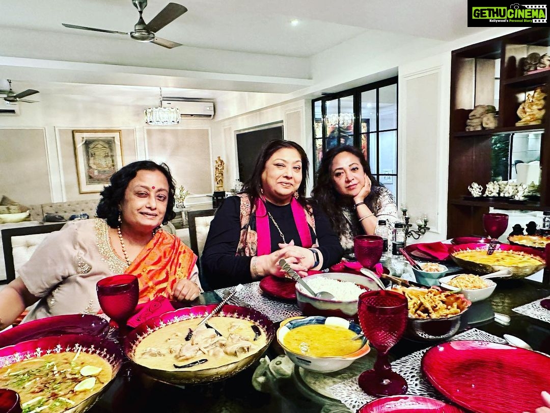 Poonam Dhillon Instagram - What a evening of divine food & absolutely amazing friendship !! Thanks dear Meenu @suchhandachatterjee for a memorable evening . You are a PERFECT hostess!! Meeting my very dear friends @kantaaadvanii #papiaguha @sukhwantdhadda was so special