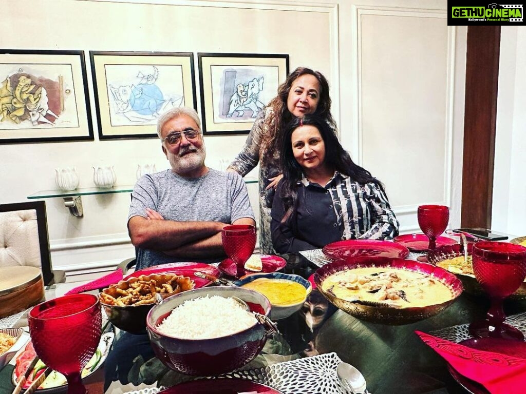 Poonam Dhillon Instagram - What a evening of divine food & absolutely amazing friendship !! Thanks dear Meenu @suchhandachatterjee for a memorable evening . You are a PERFECT hostess!! Meeting my very dear friends @kantaaadvanii #papiaguha @sukhwantdhadda was so special