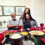 Poonam Dhillon Instagram - What a evening of divine food & absolutely amazing friendship !! Thanks dear Meenu @suchhandachatterjee for a memorable evening . You are a PERFECT hostess!! Meeting my very dear friends @kantaaadvanii #papiaguha @sukhwantdhadda was so special