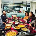 Poonam Dhillon Instagram - What a evening of divine food & absolutely amazing friendship !! Thanks dear Meenu @suchhandachatterjee for a memorable evening . You are a PERFECT hostess!! Meeting my very dear friends @kantaaadvanii #papiaguha @sukhwantdhadda was so special