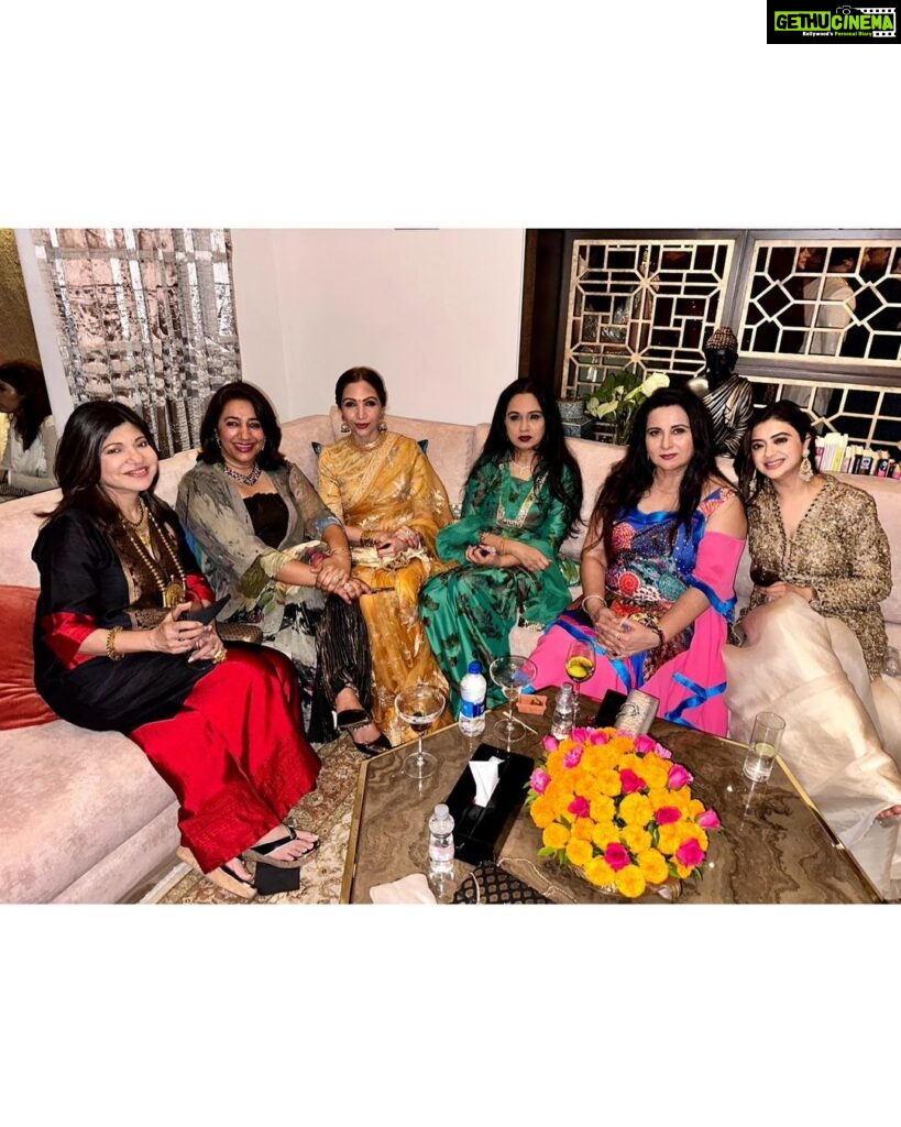 Poonam Dhillon Instagram - When I start Diwali celebrations with Good people , Good friends — the year to follow should be equally good!!wish all of you a super happy Diwali 🪔 #goodwishes #goodluck #godesslakshmiblessings #love #friendhip https://youtu.be/9nRQuv8gIjQ