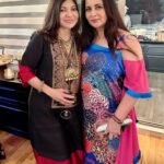 Poonam Dhillon Instagram – When I start Diwali celebrations with Good people , Good friends — the year to follow should be equally good!!wish all of you a super happy Diwali 🪔 #goodwishes  #goodluck #godesslakshmiblessings #love #friendhip 

 https://youtu.be/9nRQuv8gIjQ