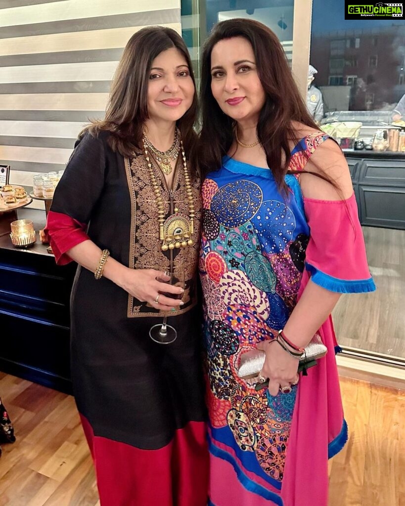 Poonam Dhillon Instagram - When I start Diwali celebrations with Good people , Good friends — the year to follow should be equally good!!wish all of you a super happy Diwali 🪔 #goodwishes #goodluck #godesslakshmiblessings #love #friendhip https://youtu.be/9nRQuv8gIjQ