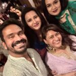 Poonam Dhillon Instagram - When I start Diwali celebrations with Good people , Good friends — the year to follow should be equally good!!wish all of you a super happy Diwali 🪔 #goodwishes #goodluck #godesslakshmiblessings #love #friendhip https://youtu.be/9nRQuv8gIjQ