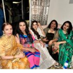 Poonam Dhillon Instagram - When I start Diwali celebrations with Good people , Good friends — the year to follow should be equally good!!wish all of you a super happy Diwali 🪔 #goodwishes #goodluck #godesslakshmiblessings #love #friendhip https://youtu.be/9nRQuv8gIjQ