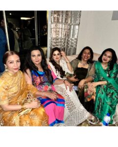 Poonam Dhillon Instagram - When I start Diwali celebrations with Good people , Good friends — the year to follow should be equally good!!wish all of you a super happy Diwali 🪔 #goodwishes #goodluck #godesslakshmiblessings #love #friendhip https://youtu.be/9nRQuv8gIjQ
