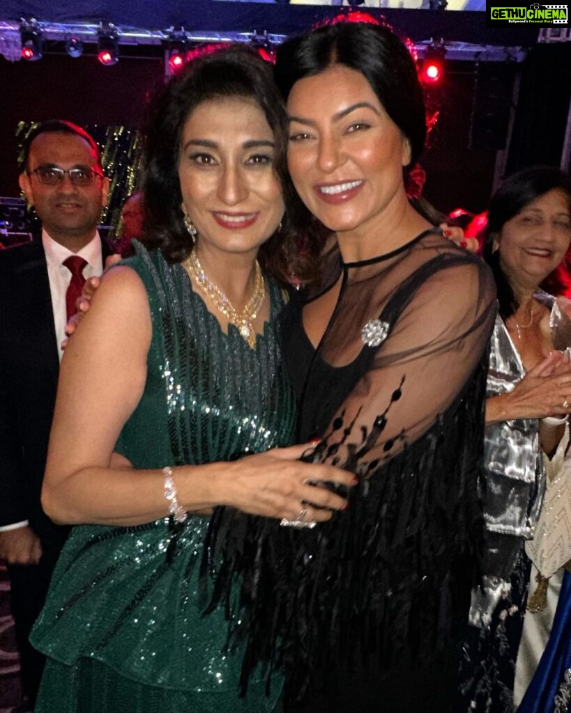 Poonam Dhillon Instagram - Fun Time with Family & Friends 💕❤️🎶✨💃🕺