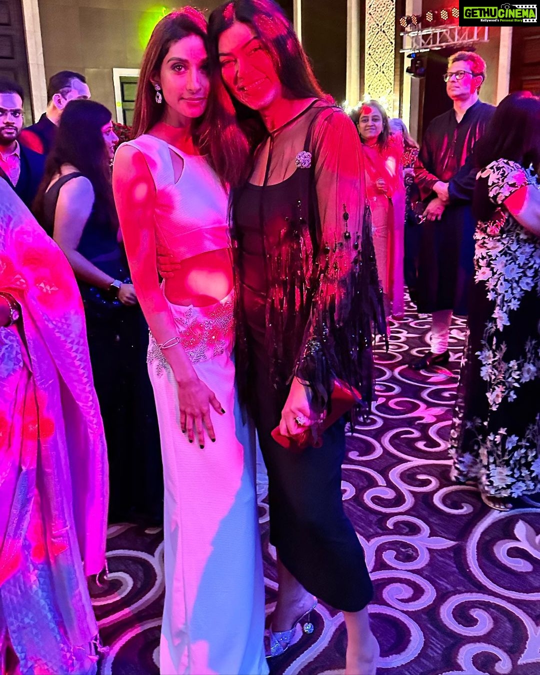 Poonam Dhillon Instagram - Fun Time with Family & Friends πβ€οΈπΆβ¨ππΊ
