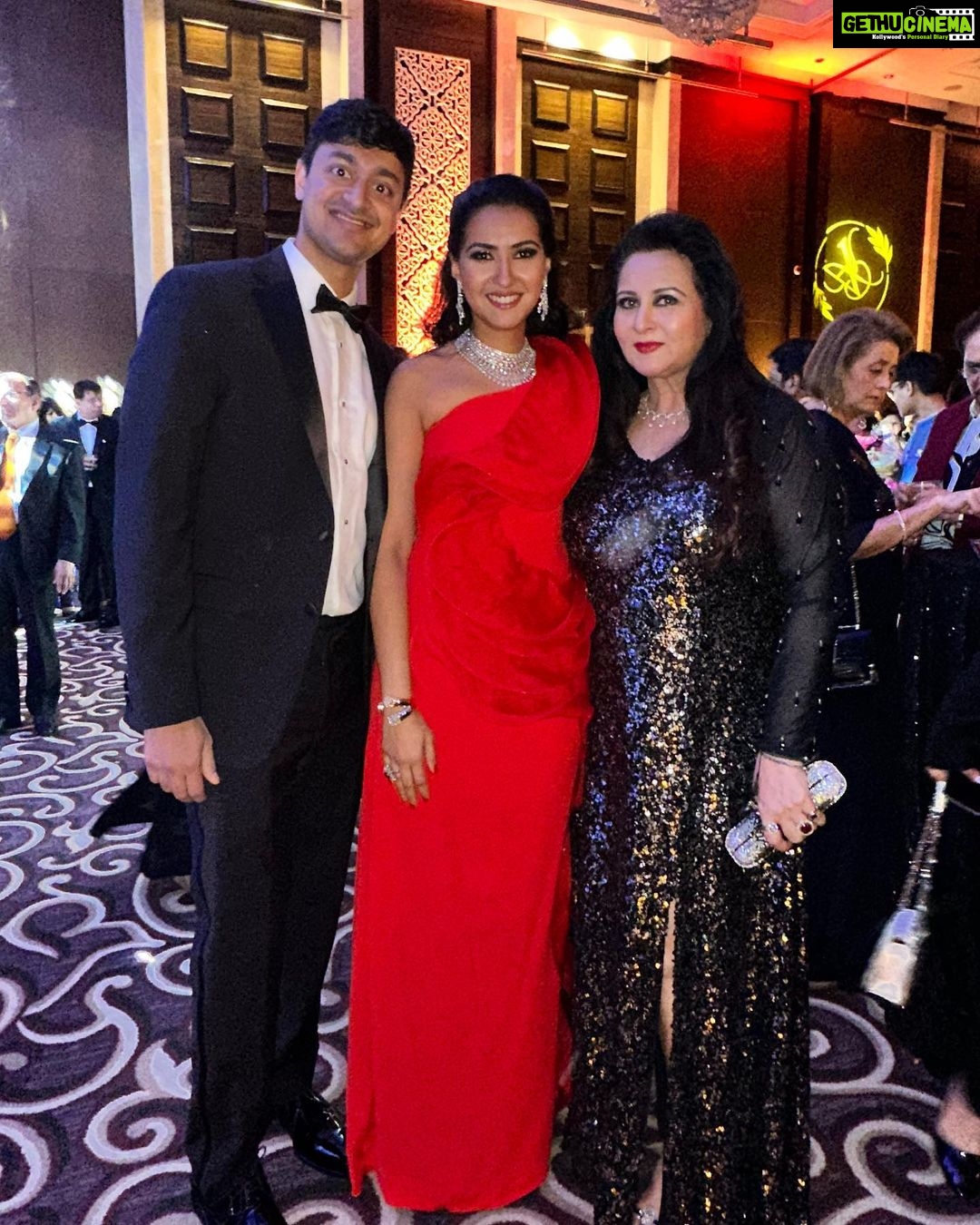 Poonam Dhillon Instagram - Fun Time with Family & Friends πβ€οΈπΆβ¨ππΊ
