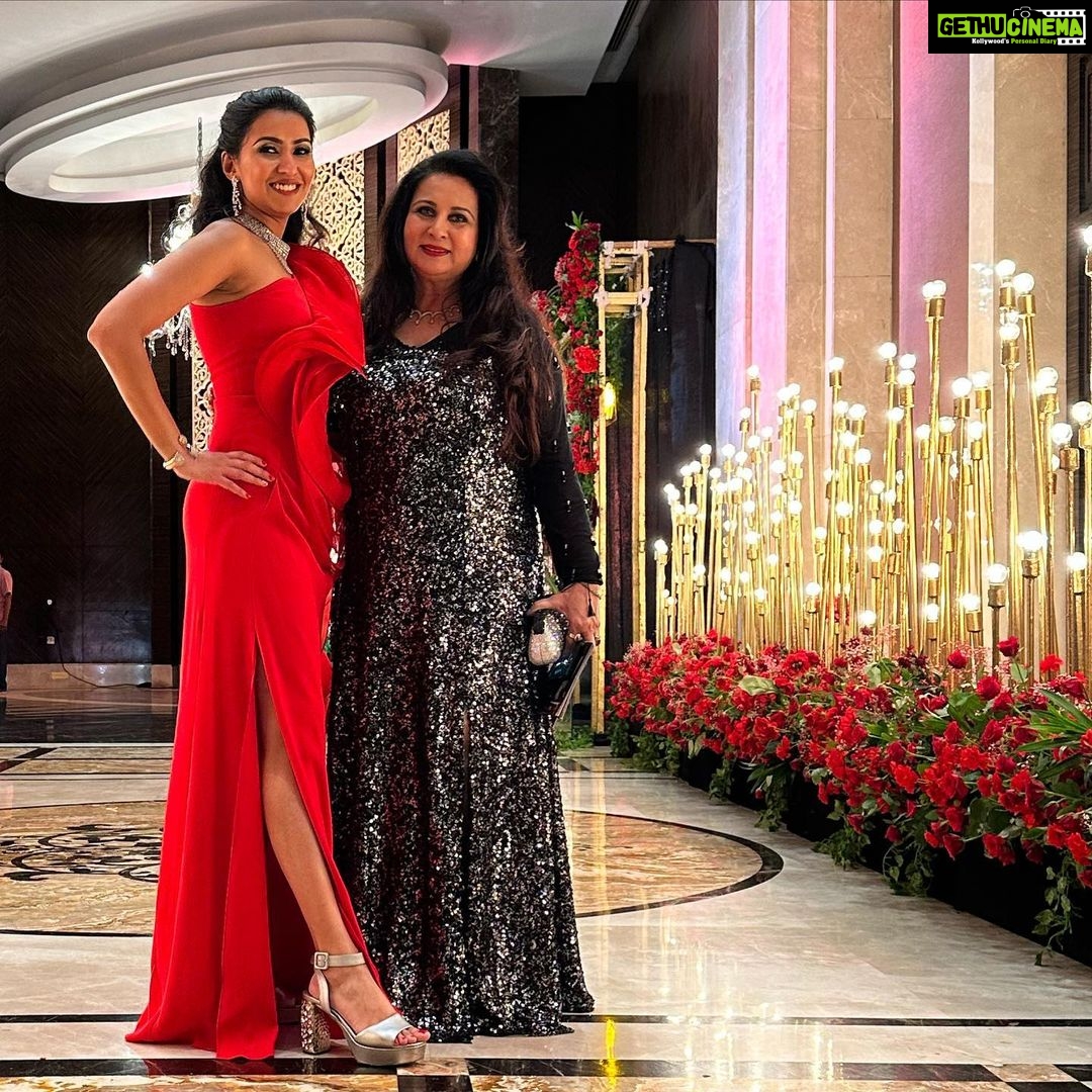 Poonam Dhillon Instagram - My sisters @rishmapai & brother in law @hrishikeshpai_bloomivf Party for her Lovely Daughter @apai314 & son in law @raviparikh2 was the party of the year!!! Real rocking - music / dances & best part was all friends who made it from far and near !! Loved it 🥰 The St. Regis Mumbai