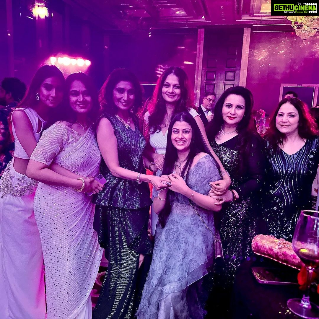 Poonam Dhillon Instagram - My sisters @rishmapai & brother in law @hrishikeshpai_bloomivf Party for her Lovely Daughter @apai314 & son in law @raviparikh2 was the party of the year!!! Real rocking - music / dances & best part was all friends who made it from far and near !! Loved it 🥰 The St. Regis Mumbai