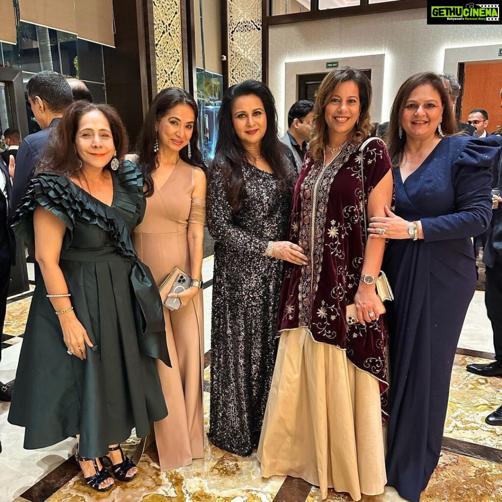 Poonam Dhillon Instagram - My sisters @rishmapai & brother in law @hrishikeshpai_bloomivf Party for her Lovely Daughter @apai314 & son in law @raviparikh2 was the party of the year!!! Real rocking - music / dances & best part was all friends who made it from far and near !! Loved it 🥰 The St. Regis Mumbai