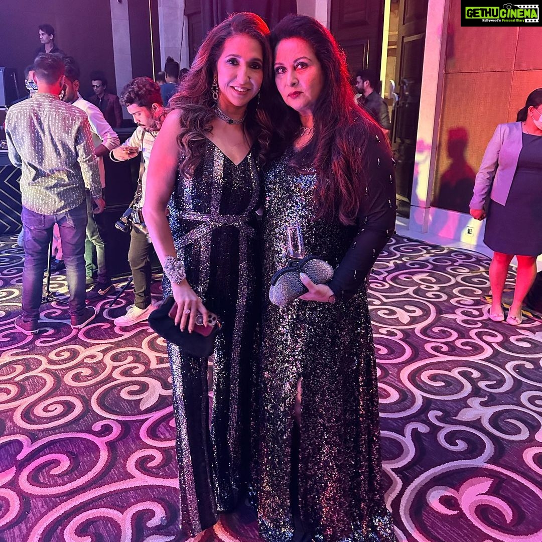 Poonam Dhillon Instagram - My sisters @rishmapai & brother in law @hrishikeshpai_bloomivf Party for her Lovely Daughter @apai314 & son in law @raviparikh2 was the party of the year!!! Real rocking - music / dances & best part was all friends who made it from far and near !! Loved it 🥰 The St. Regis Mumbai