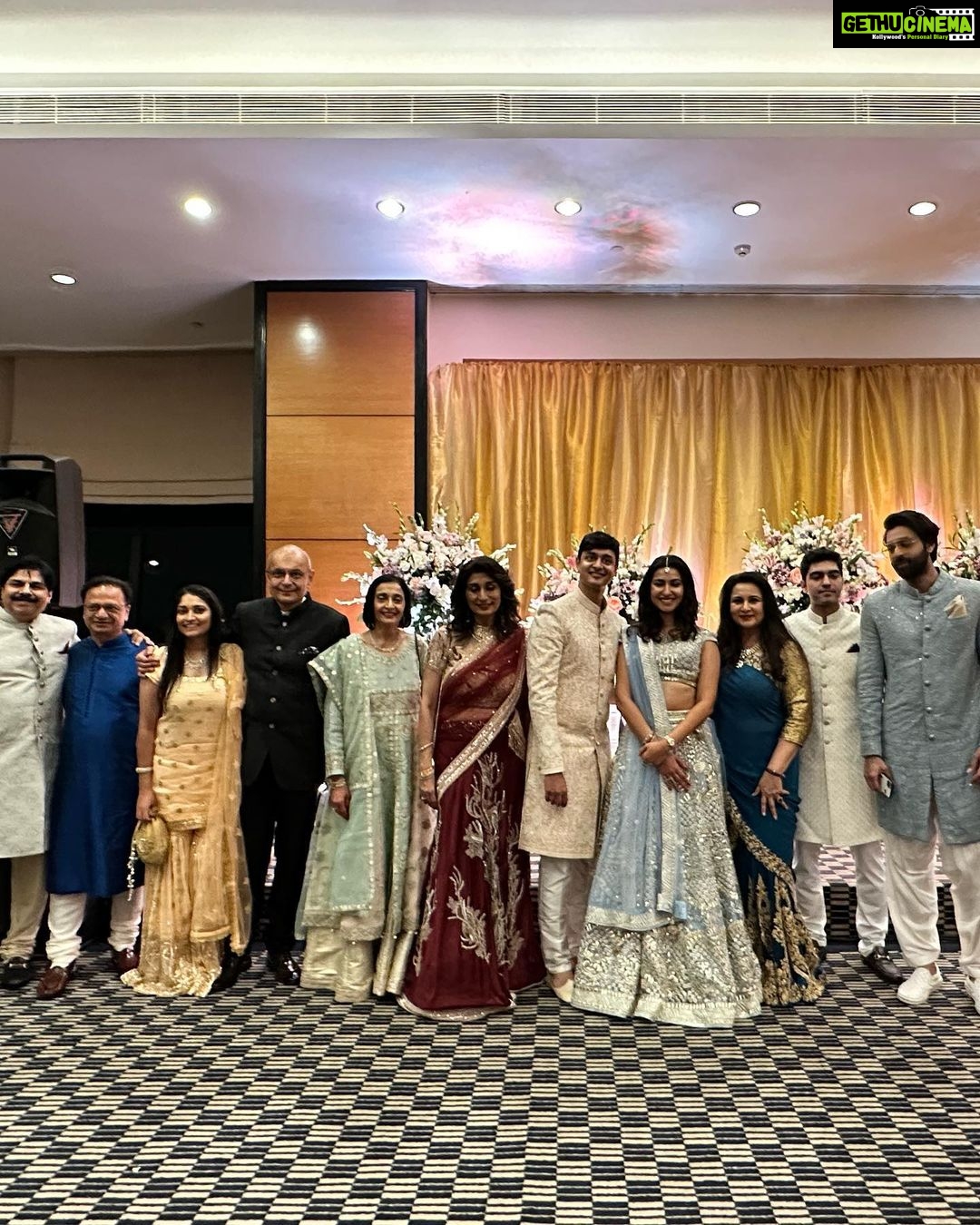 Poonam Dhillon Instagram - My lovely brilliant niece @apai314 & her Brilliant handsome husband @raviparikh2 - finally make it to Mumbai to meet relatives & friends to celebrate with Ravi’s Family !!💕🎶❤️