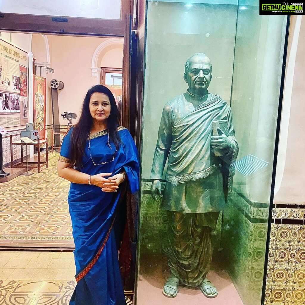 Poonam Dhillon Instagram - If ever in Mumbai-- All Film Buff, who love Films ..The place to visit is The Beautifully curated Museum of History of Motion Pictures in India .Must keep few hours to go through . This newly Installed statue of Satyajit Ray is a deserving tribute to the honoured Film Maker @nmicmumbai .. at Peddar Road. Films Division. Closed Monday . Had pleasure of an enlightening visit there . Our honourable Prime Minister @narendramodi ji had inaugurated this museum few years ago . A must see on sightseeing trip to Mumbai