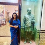 Poonam Dhillon Instagram - If ever in Mumbai-- All Film Buff, who love Films ..The place to visit is The Beautifully curated Museum of History of Motion Pictures in India .Must keep few hours to go through . This newly Installed statue of Satyajit Ray is a deserving tribute to the honoured Film Maker @nmicmumbai .. at Peddar Road. Films Division. Closed Monday . Had pleasure of an enlightening visit there . Our honourable Prime Minister @narendramodi ji had inaugurated this museum few years ago . A must see on sightseeing trip to Mumbai