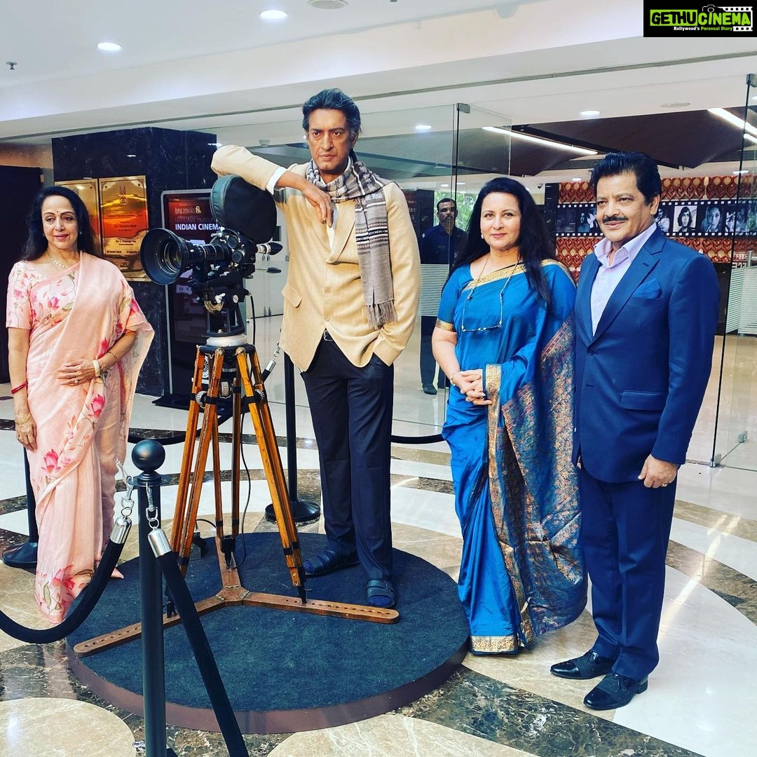 Poonam Dhillon Instagram - If ever in Mumbai-- All Film Buff, who love Films ..The place to visit is The Beautifully curated Museum of History of Motion Pictures in India .Must keep few hours to go through . This newly Installed statue of Satyajit Ray is a deserving tribute to the honoured Film Maker @nmicmumbai .. at Peddar Road. Films Division. Closed Monday . Had pleasure of an enlightening visit there . Our honourable Prime Minister @narendramodi ji had inaugurated this museum few years ago . A must see on sightseeing trip to Mumbai