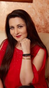 Poonam Dhillon Instagram - Moments pass so fast— Not coming back …enjoy each one !!😊❤️🥰🎉💐
