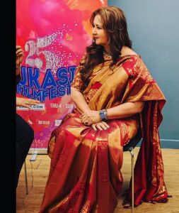Poonam Dhillon Instagram - Feeling very Indian in UK . Love Sarees & specially at UK Asian film Festival where I represent Indian Films with pride.