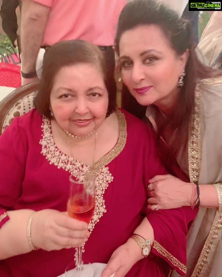 Poonam Dhillon Instagram - Lost a tremendous lady of Grace, Intelligence, integrity, love, strength, generosity PAMELA YASH CHOPRA .. can go on about her Limitless amazing qualities . My mentor ,person who groomed me from a gawky teenager to a film actor presentable on screen in TRISHUL . . Have spent such Precious time with here where I have learnt a Lot from her . Truly will miss her intensly.. As will everyone who knew her. Her Saturday screenings at Yash Raj Studio were a much awaited weekly event marked on all our calenders . Her CAREFULLY curated meals were a delight and fabulous.. MEDIA REPORTED her age as 85 but she she was Not Yet 75. Would have been 75 this year on JULY 29th . A Leo with all the qualities of a LIONESS . LOVE YOU PAMMY ..BE in Peace with The Almight & YASHJi l