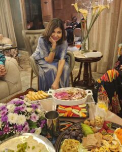Poonam Dhillon Instagram - BIRTHDAY WEEK... #Celebrations started with Dear Friends !! Lovely company, Fun , Laughter ..and  super lovely spread  which all could not stop raving about .. You are outstanding @menuscriptfoodstories  not only with your quality & unusual creations but also with the artistic presentations .  Can't get enough of your amazing food . 
#gratitude #thankyougod #Friends #goodfoodindia #eveningtoremember 
#birthdayweek
