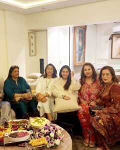 Poonam Dhillon Instagram - BIRTHDAY WEEK... #Celebrations started with Dear Friends !! Lovely company, Fun , Laughter ..and  super lovely spread  which all could not stop raving about .. You are outstanding @menuscriptfoodstories  not only with your quality & unusual creations but also with the artistic presentations .  Can't get enough of your amazing food . 
#gratitude #thankyougod #Friends #goodfoodindia #eveningtoremember 
#birthdayweek