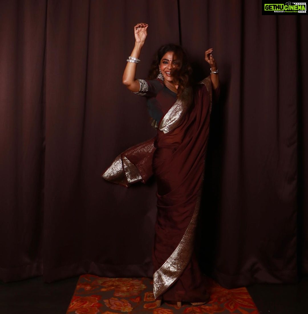 Poornima Indrajith Instagram - पद्मावती की साड़ी ✨ @pranaahbypoornimaindrajith #sustainablefashion #upcycle #conciousfashion #generationrestoration #repeatoutfit ##madeinindia #faahionrevolution #heritagefabrics #benarasisaree #benarasiweaves #pranaahbypoornimaindrajith #benaresisbypranaah #handmade