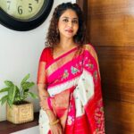Poornima Indrajith Instagram - Any Pochampally lovers here ? @indrajith_s Thank you for the pics and for this beautiful saree ♥️♾ #pochampillyikat #handwoven #saree #sareelove